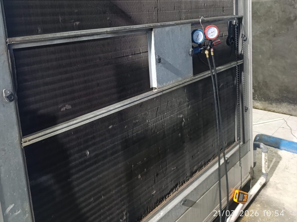 Proses pengukuran velocity udara menggunakan anemometer di depan evaporator WCP dalam ruang water cooled package